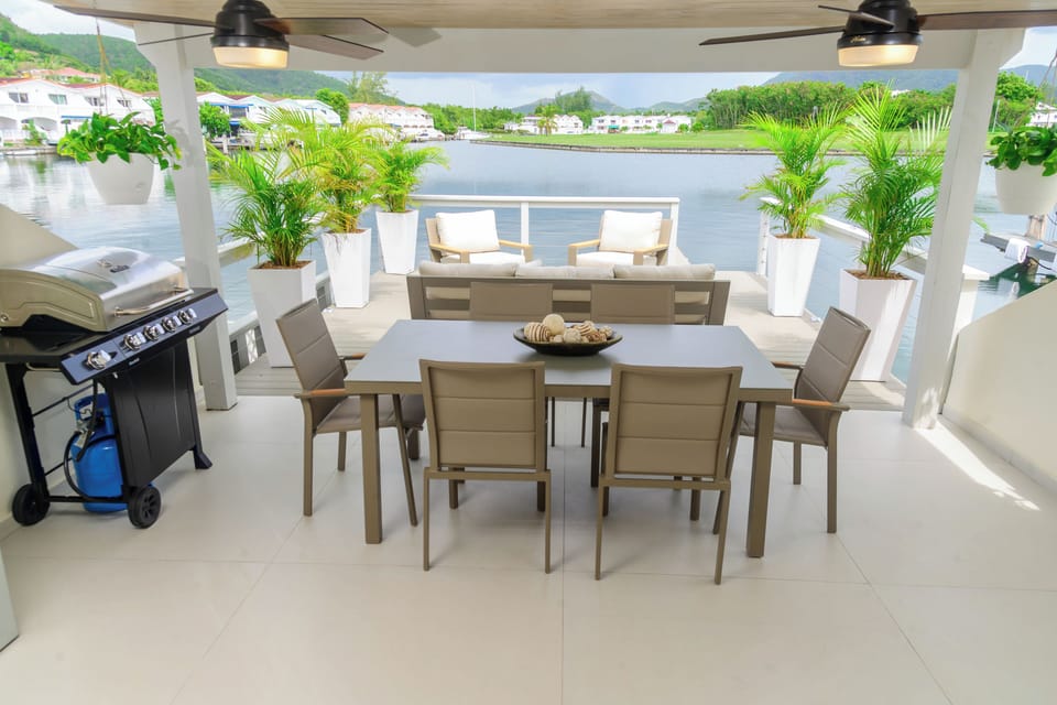 Outdoor dining for 6