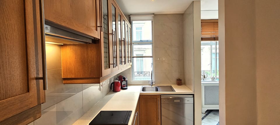 Fully equipped kitchen with fullsize fridge/freezer 