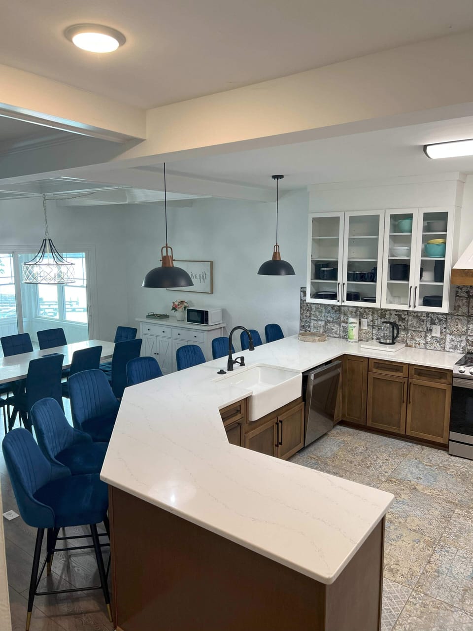 Kitchen bar w/seating for 8