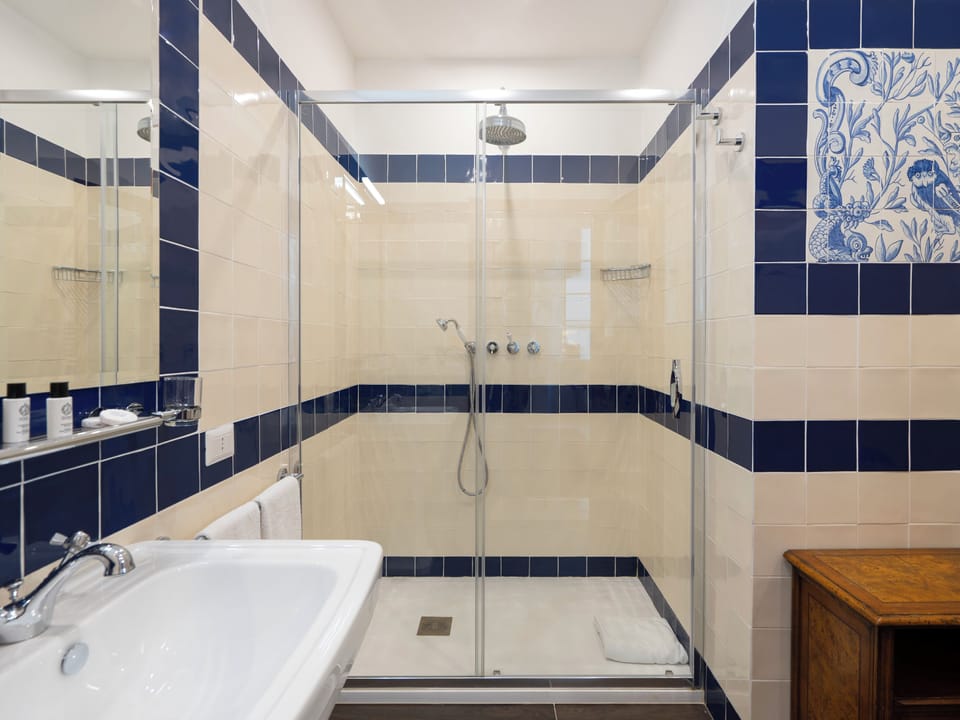 Double Room | Bathroom | Free toiletries, hair dryer, bidet, towels