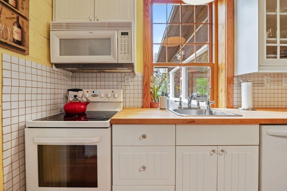 Full kitchen with a blender, crockpot/slow cooker, air fryer, panini press, electric grill, food processor, drip coffee machine, blender & kettle