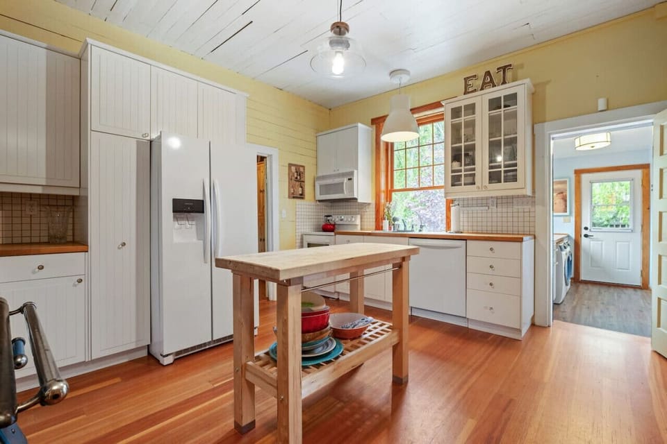 Full kitchen with a blender, crockpot/slow cooker, air fryer, panini press, electric grill, food processor, drip coffee machine, blender & kettle