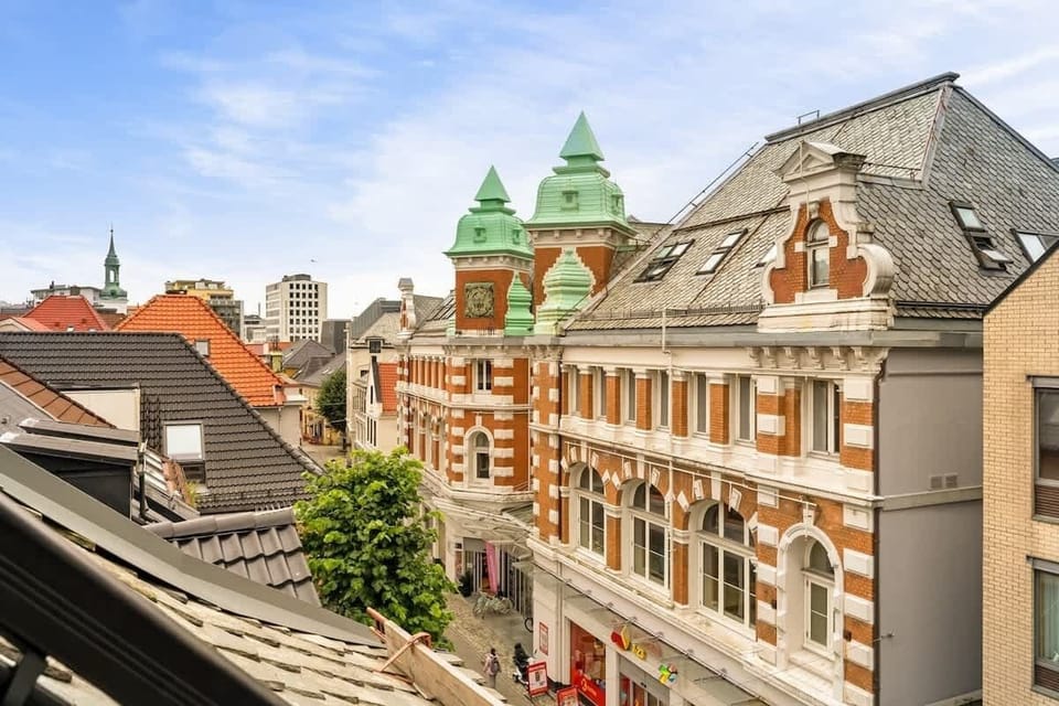 Take in the remarkable view of Bergen from the living room window, which can also serve as a mini-balcony. It's a one-of-a-kind spot to appreciate the city's captivating architecture. On our occasional rainy days, just remember to lock the window.