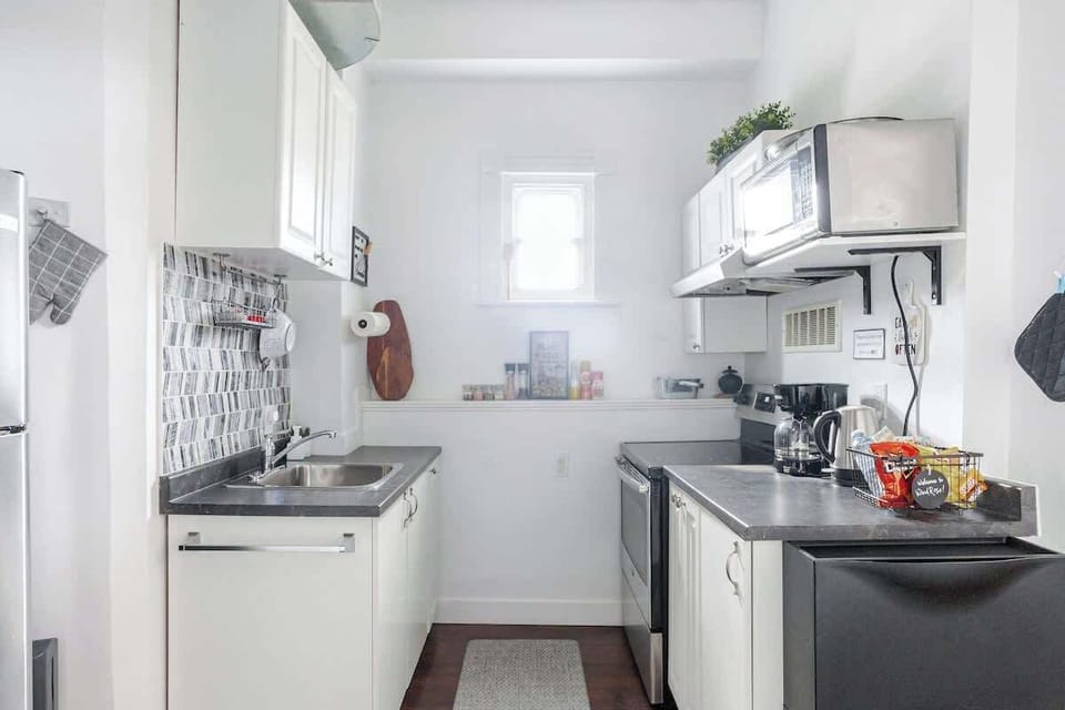 Yes, you can cook here! A functional and fresh kitchen setup with charming extras and all the must-haves.