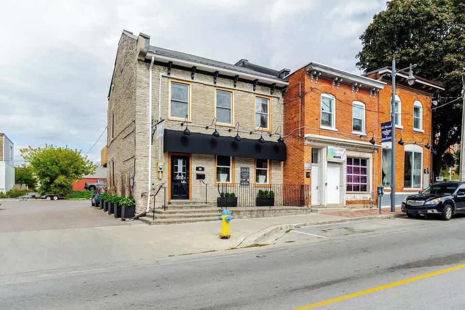 Two blocks from the river, one from the theatre, and charming restaurants and shops – this location is a guest favourite for a reason.