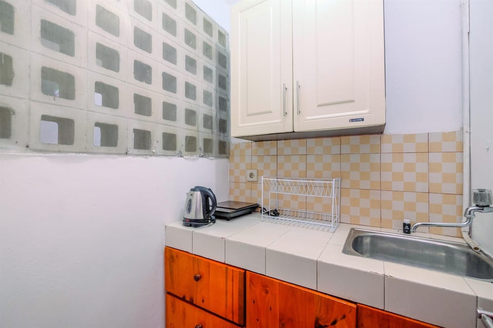 Studio | Private kitchen | Fridge, stovetop, electric kettle