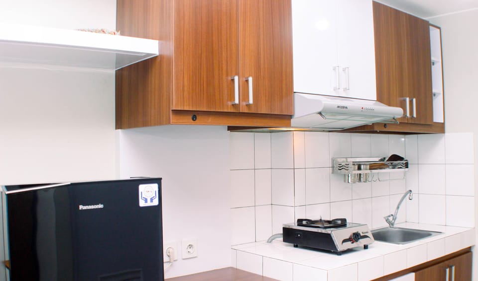 Fridge, stovetop, electric kettle, rice cooker