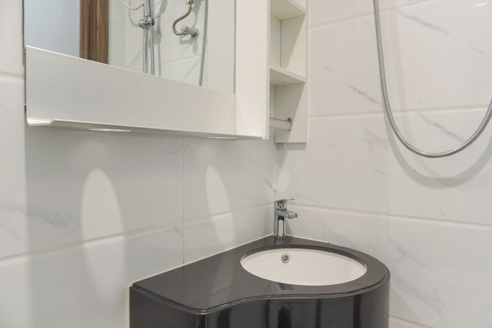 Studio | Bathroom | Shower, towels, soap, shampoo