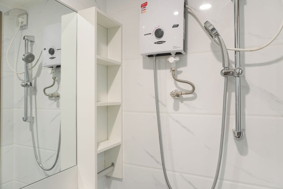 Studio | Bathroom | Shower, towels, soap, shampoo