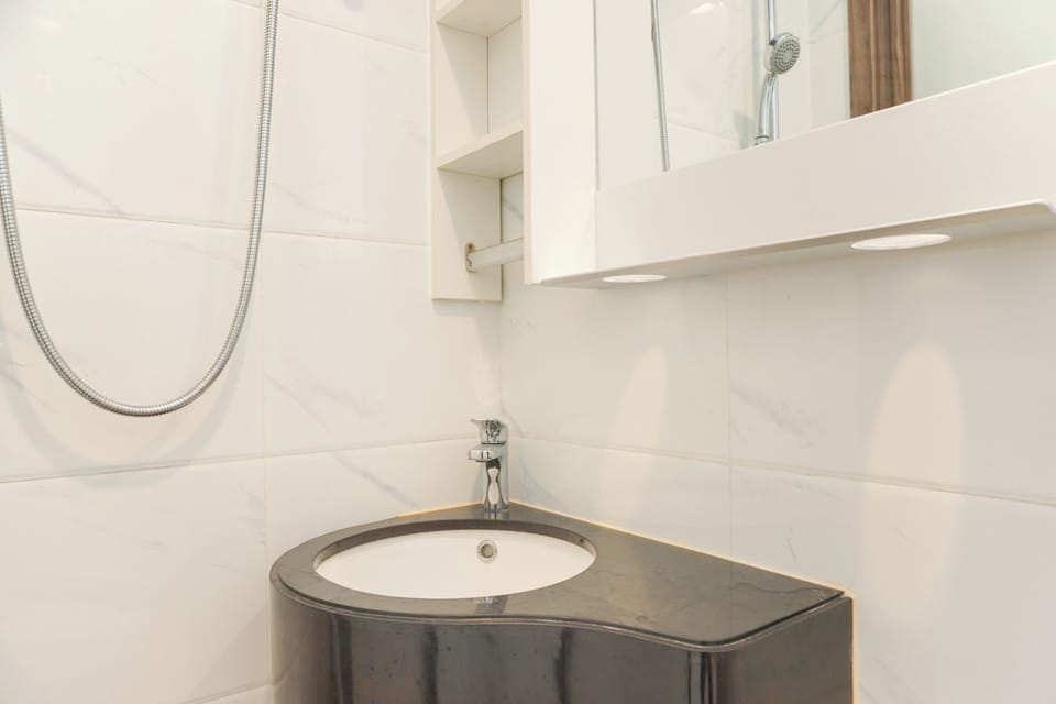 Studio | Bathroom | Shower, towels