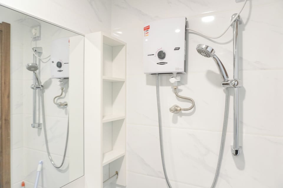 Studio | Bathroom | Shower, towels