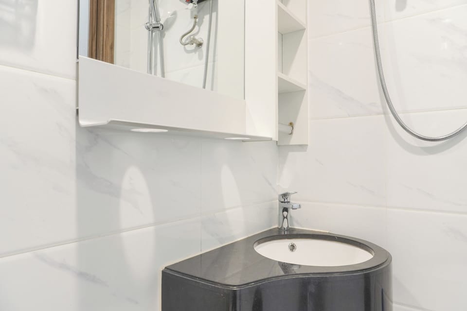Studio | Bathroom | Shower, towels