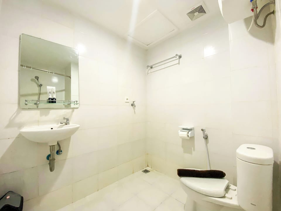 Studio | Bathroom | Shower, towels