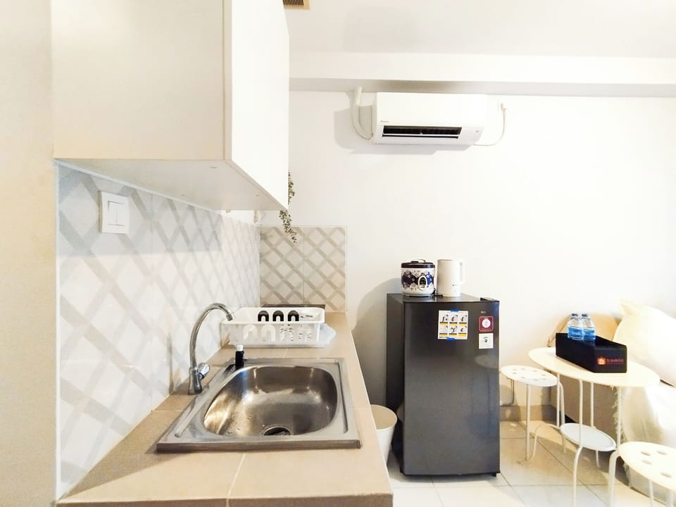 Apartment | Private kitchen | Full-size fridge, stovetop, electric kettle