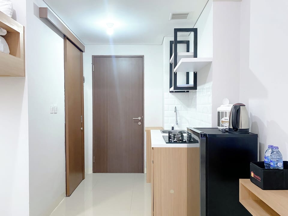 Studio | Private kitchen | Full-size fridge, stovetop, electric kettle