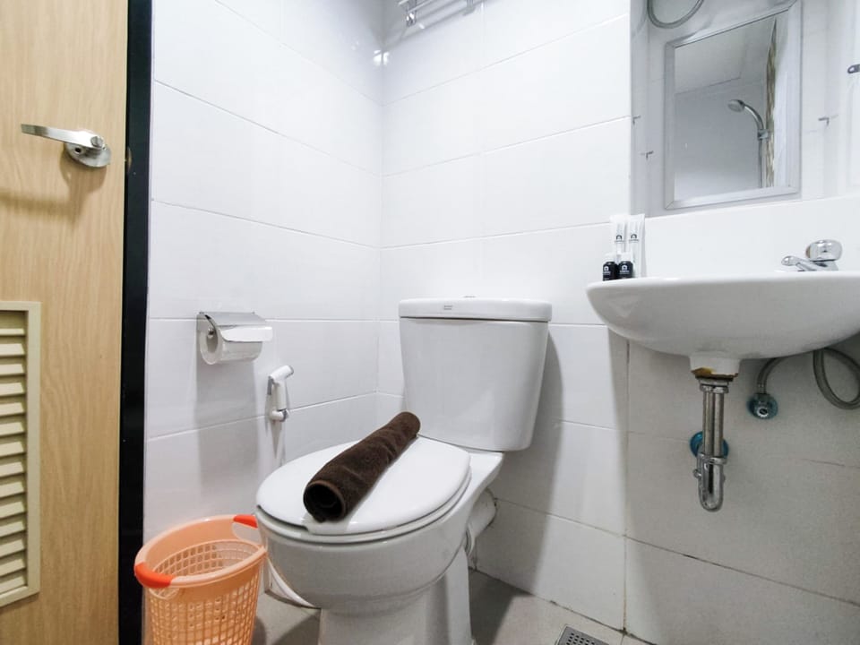 Studio | Bathroom | Shower, towels