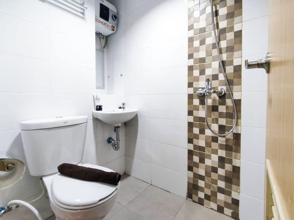 Studio | Bathroom | Shower, towels