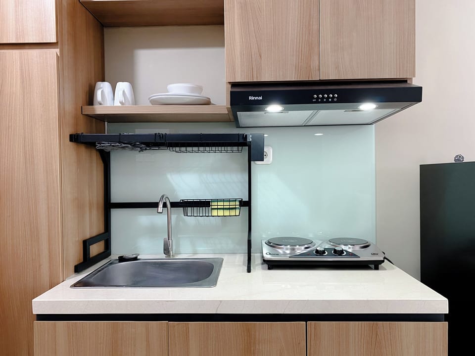 Studio | Private kitchen | Full-size fridge, stovetop, electric kettle