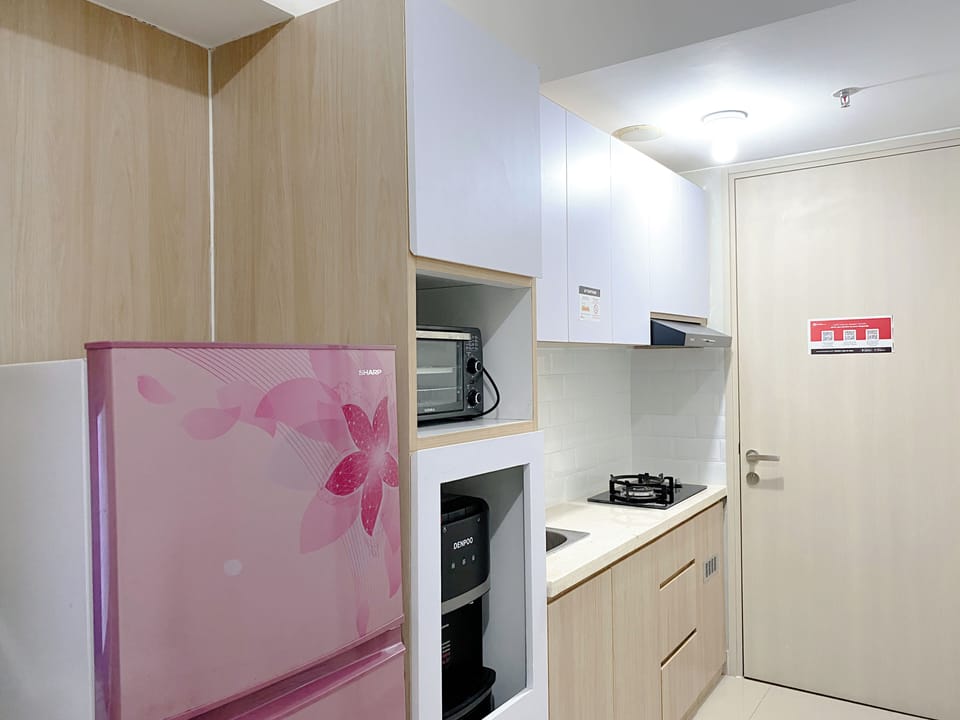 Studio | Private kitchen | Full-size fridge, stovetop, electric kettle