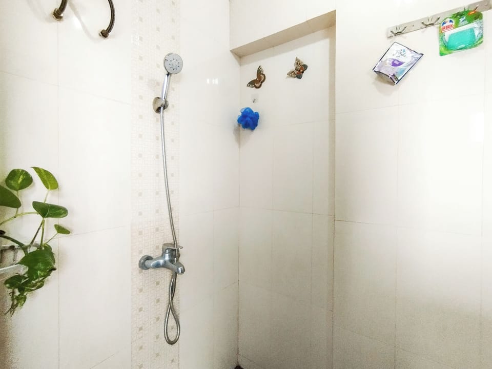 Studio | Bathroom | Shower, towels