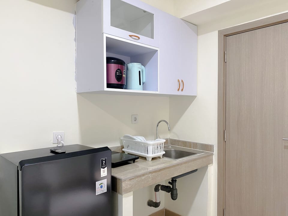 Studio | Private kitchen | Full-size fridge, stovetop, electric kettle