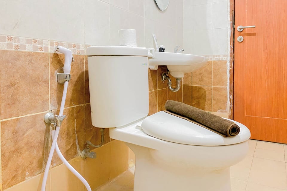 Studio | Bathroom | Shower, bidet, towels, toilet paper