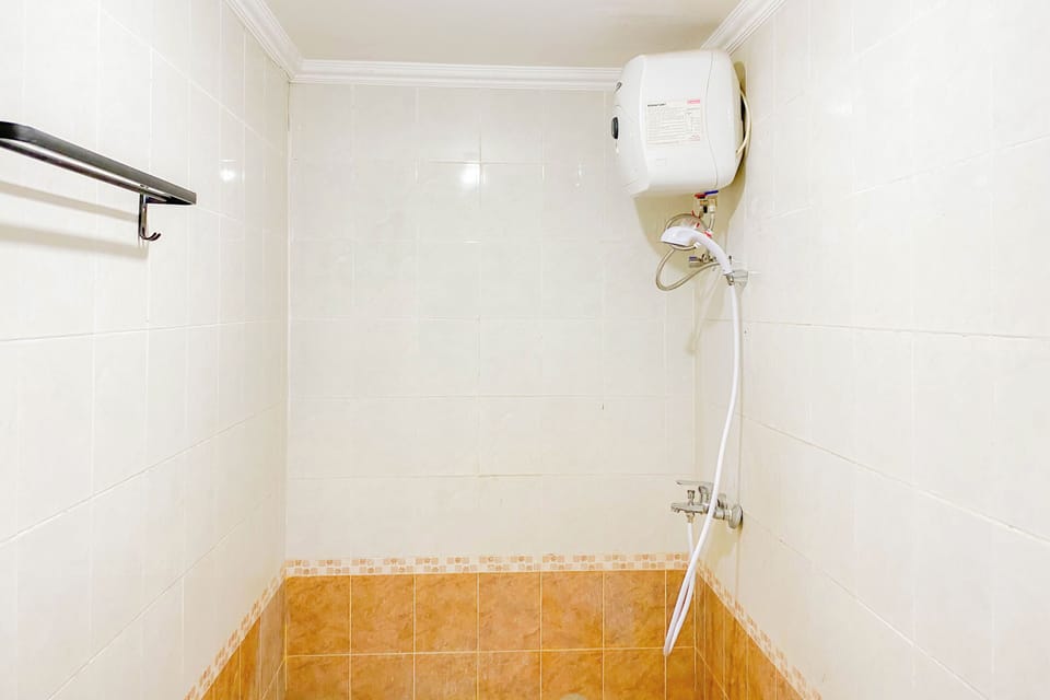 Studio | Bathroom | Shower, towels