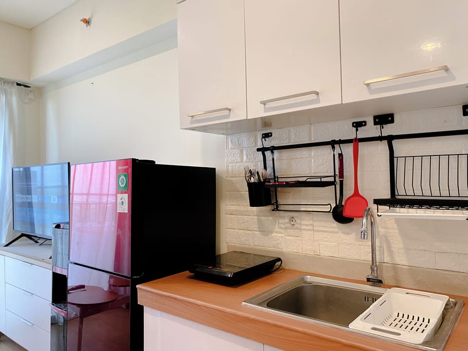 Apartment | Private kitchen | Full-size fridge, stovetop, electric kettle