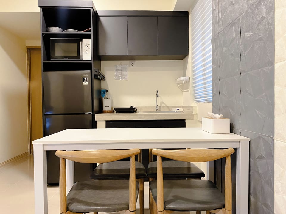 Fridge, stovetop, electric kettle