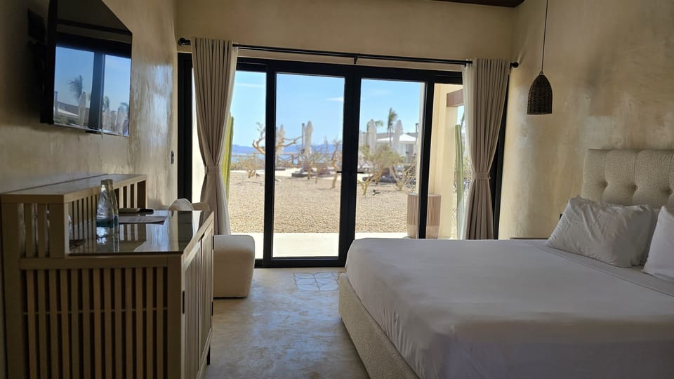 Deluxe Studio, 1 King Bed, Sea View, Poolside | Premium bedding, down comforters, pillowtop beds, individually decorated