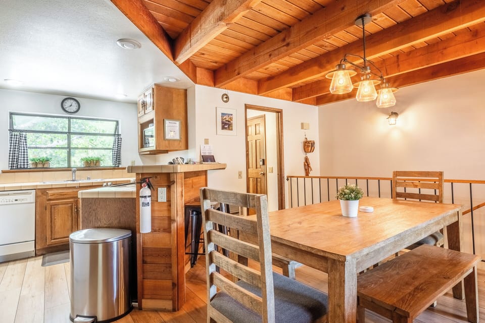 Six top dining table, fully equipped kitchen