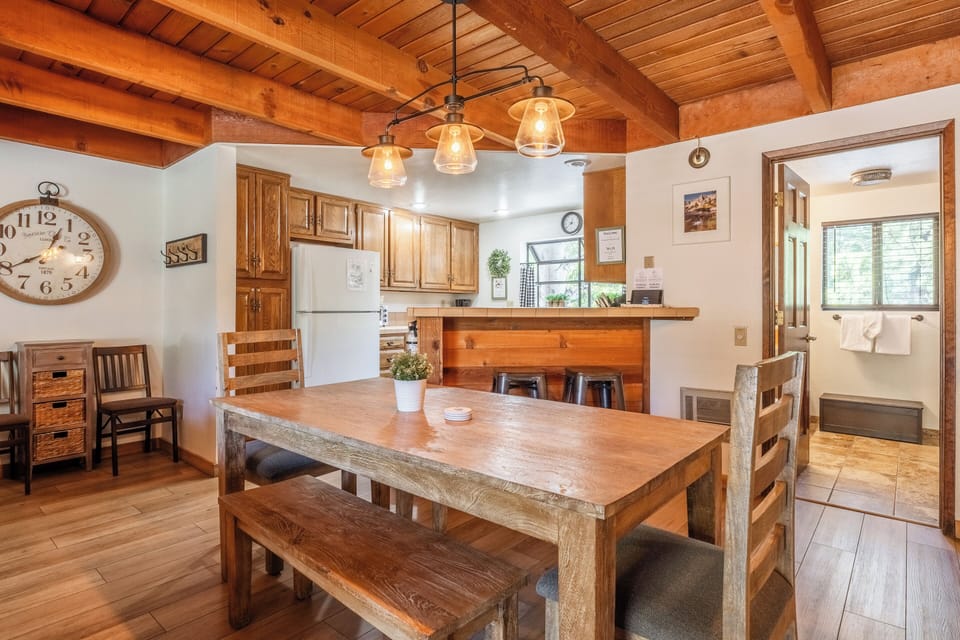 Six top dining table, fully equipped kitchen