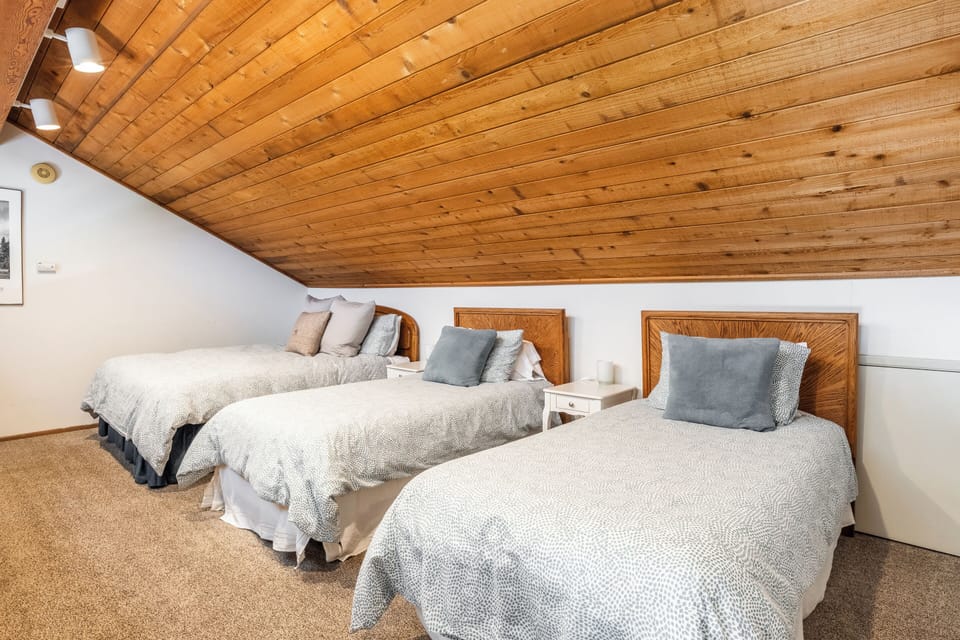 Loft, one full size and two twin beds, flatscreen TV