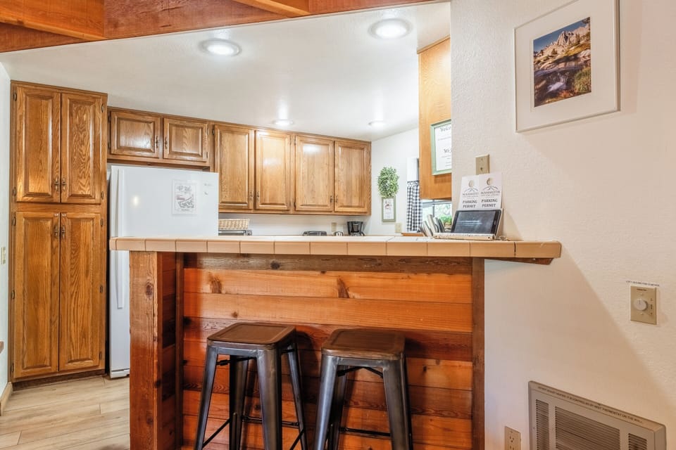 Bar stools, fully equipped kitchen
