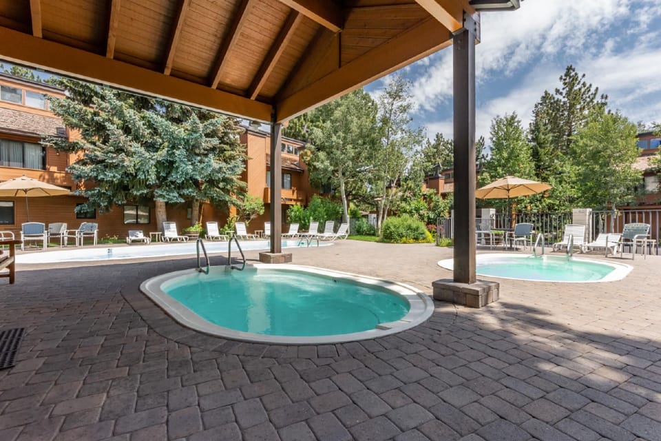 Communal pool and jacuzzi, pool is during summer months only