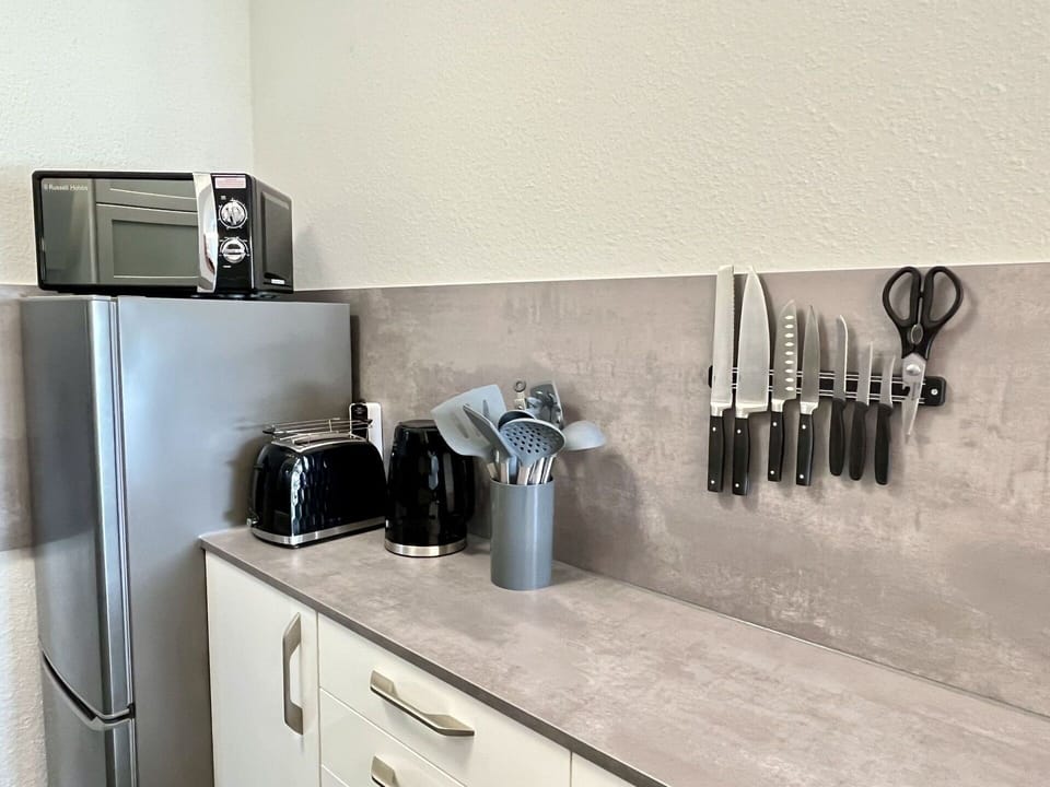 Cabinetry, Tableware, Countertop, Kitchen Appliance, Home Appliance, Kitchen, Interior Design, Shelving, Wood