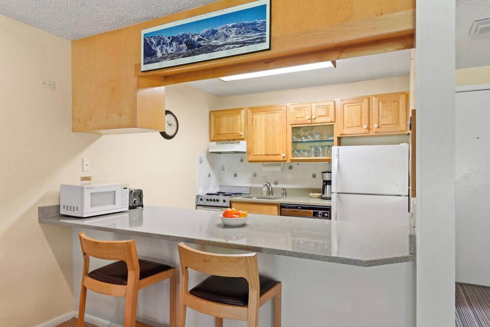 A dining table for 4 and a breakfast bar for 2 provides ample seating for light breakfast or casual happy hour!