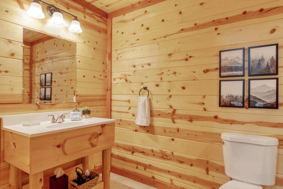 Primary bedroom's ensuite bathroom.