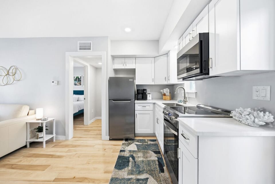 Keurig & drip-coffee, ice-maker, full kitchen