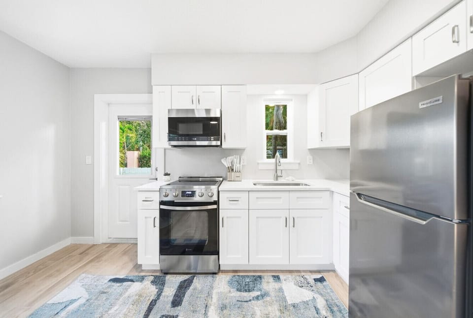Oven, stove, microwave, fridge, & freezer