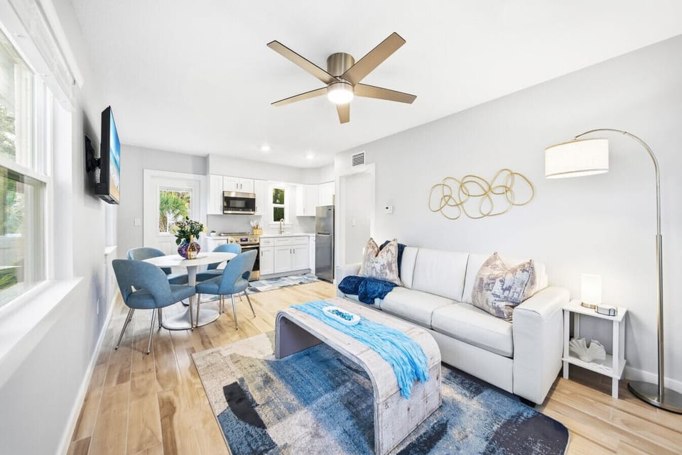 Open floor plan, ceiling fan, & A/C