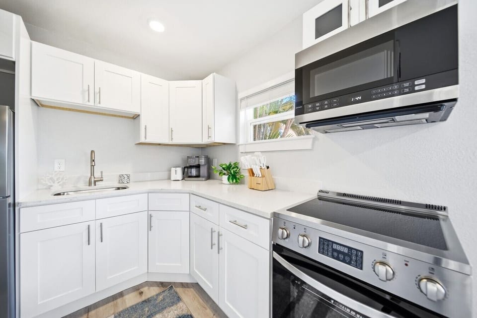 Tortuga, kitchen w/ oven, stove, Keurig, microwave & toaster