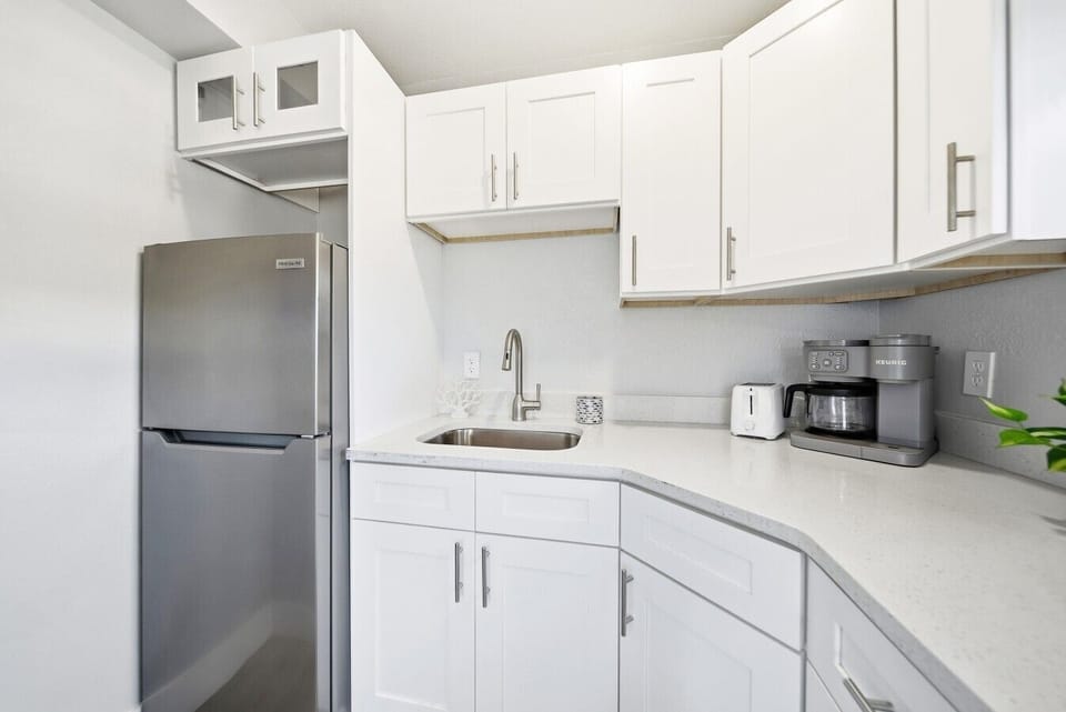 Tortuga, full kitchen w/ dishware, cookware, & silverware