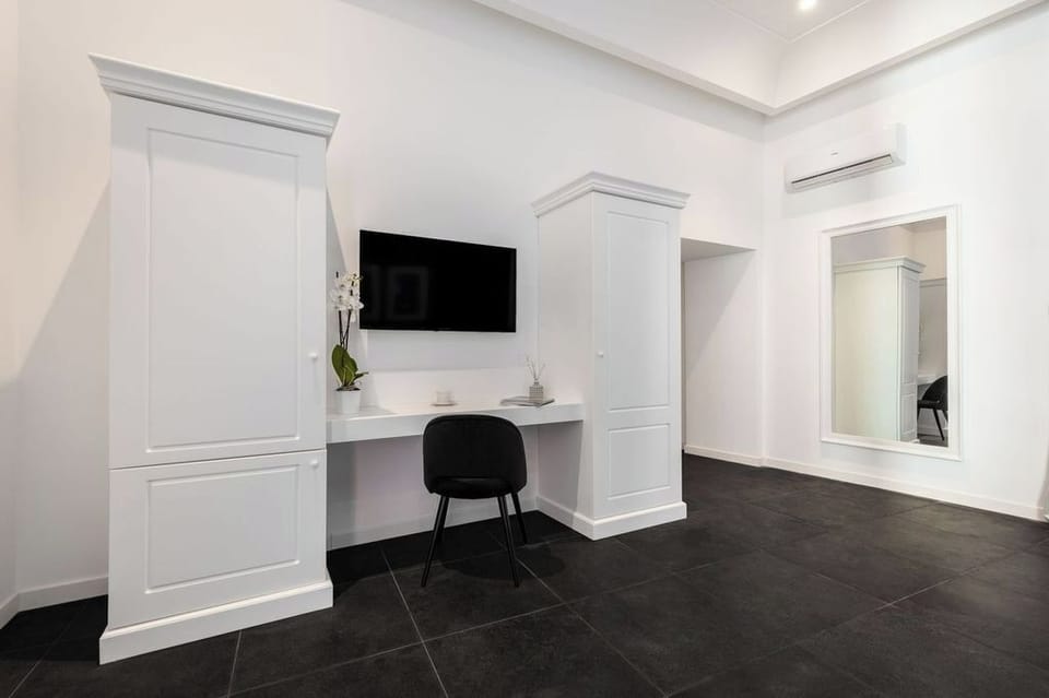 Luxury Suite, City View | Living area