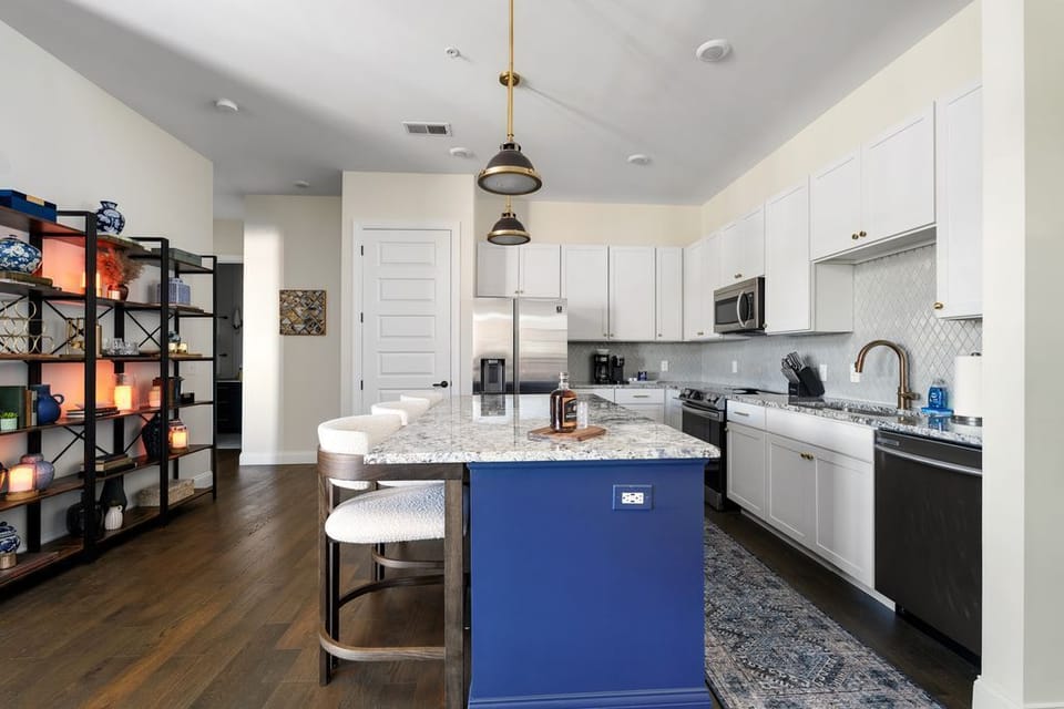 Side view of the kitchen area - lots of space and comfortable seating! Perfect for small get togethers with friends or family. 