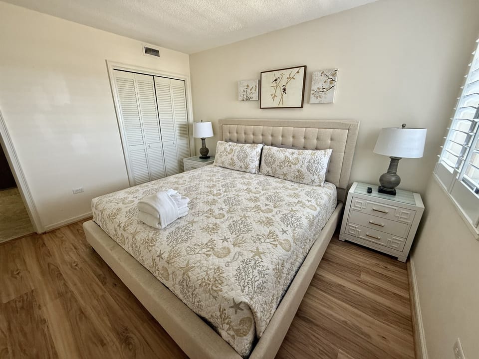 Guest Bedroom w/King Bed