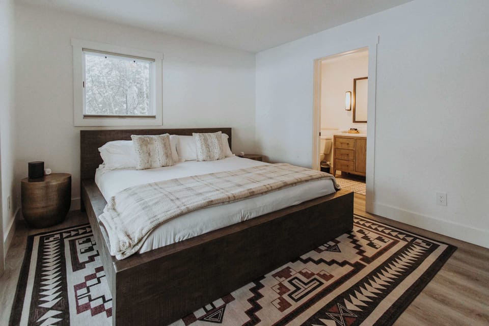 Lower level Cedar / Private Room with Ensuite Bathroom