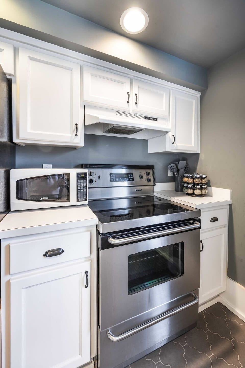 A cute little kitchen you could prepare some light food