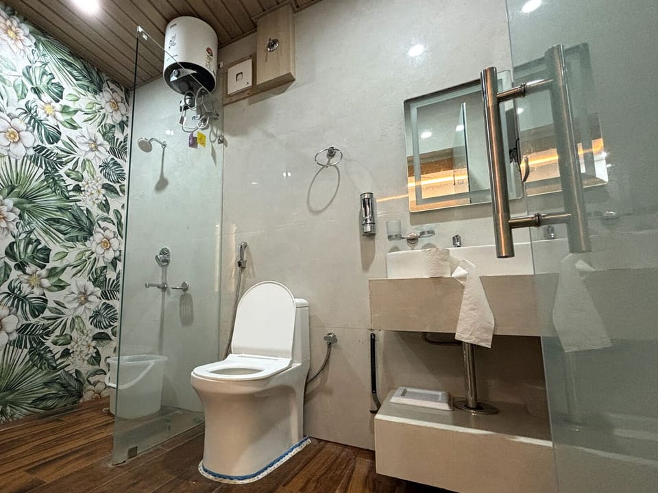 Royal Room | Bathroom | Shower, rainfall showerhead, towels, toilet paper