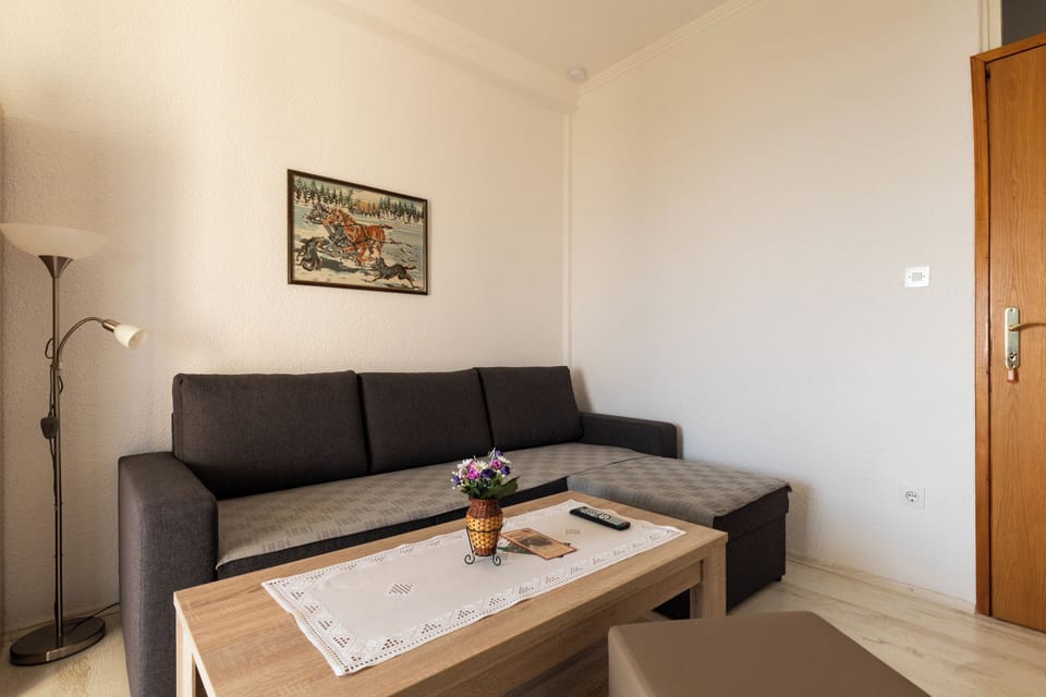 Apartment (Apartments Belenum - One-Bedroom Apar) | Living room | 32-inch flat-screen TV with satellite channels